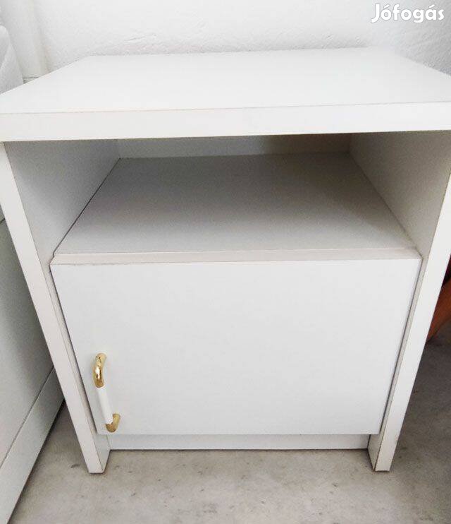 Éjjeliszekrény ajtóval és polccal