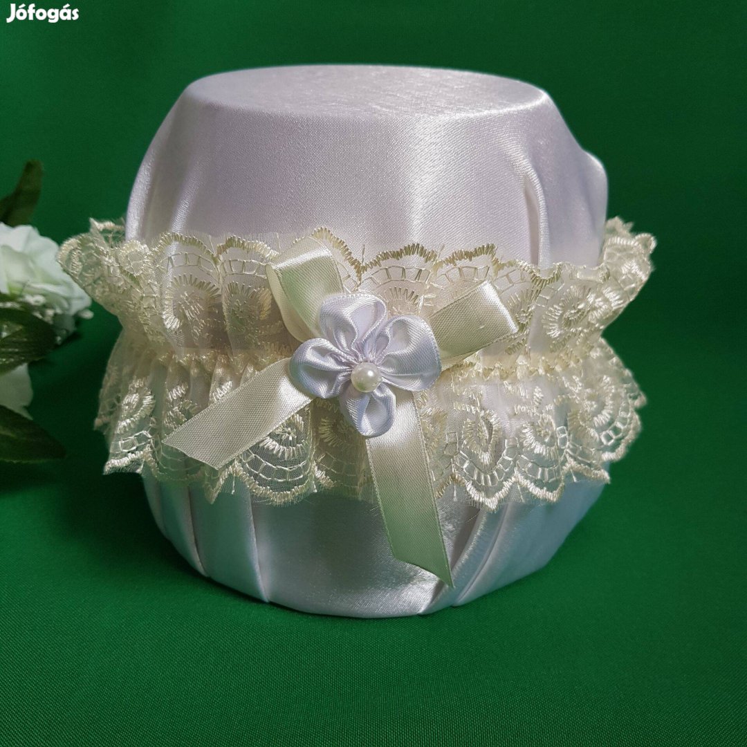 Ekrü csipkés, ekrü masnis-virágos menyasszonyi harisnyakötő combcsipke
