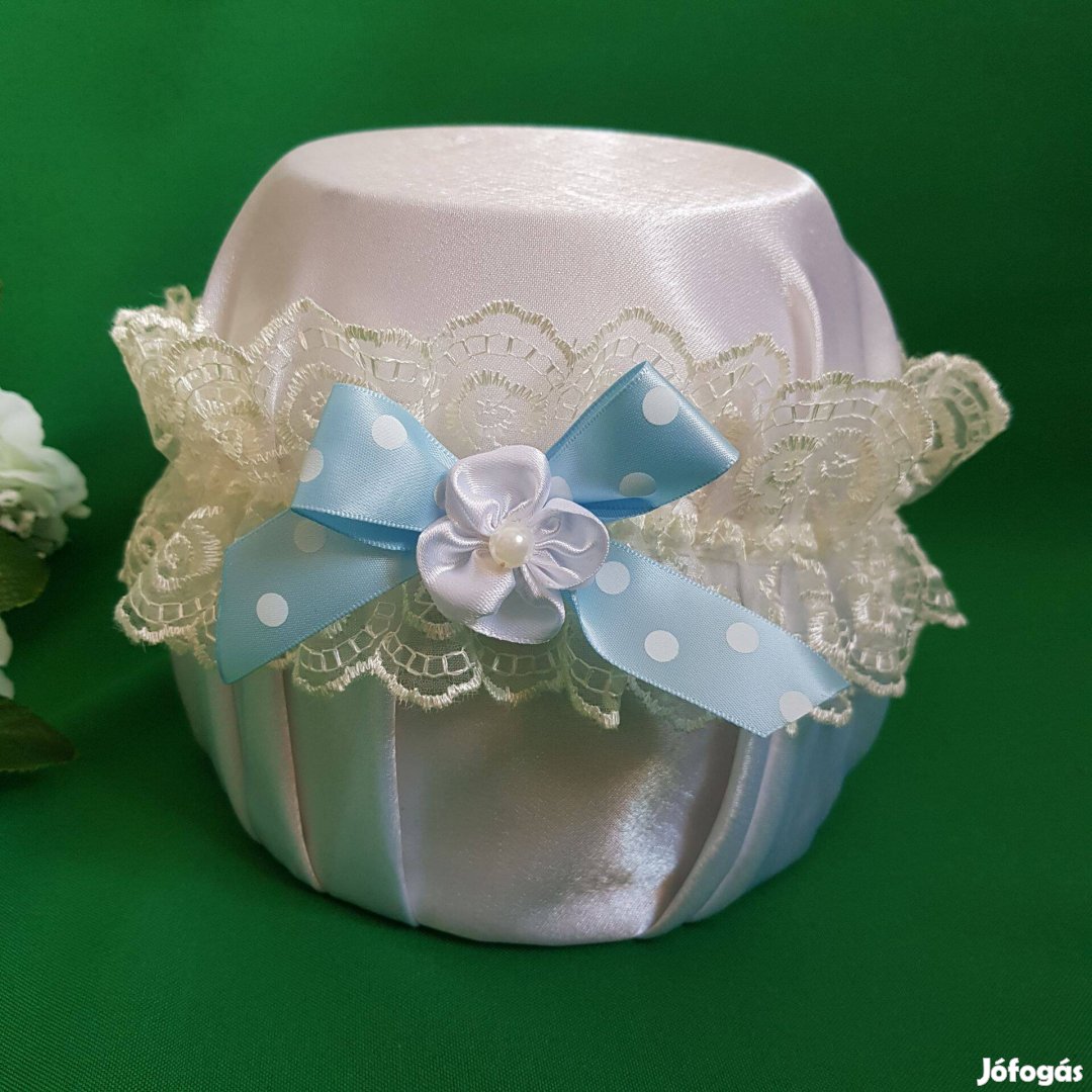 Ekrü csipkés, pöttyös, kék masnis-virágos menyasszonyi harisnyakötő