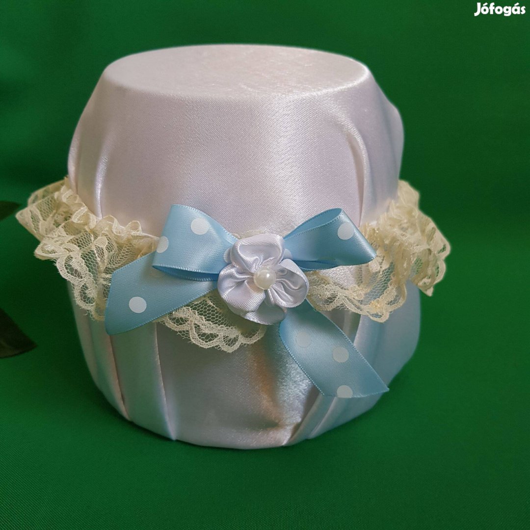 Ekrü csipkés, pöttyös kék masnis-virágos menyasszonyi harisnyakötő