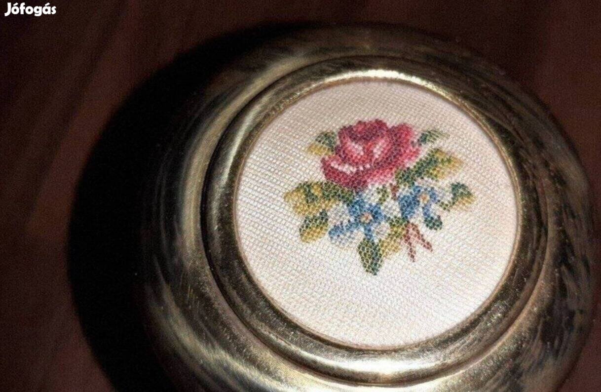 Ékszeresdoboz gobelin díszítéssel