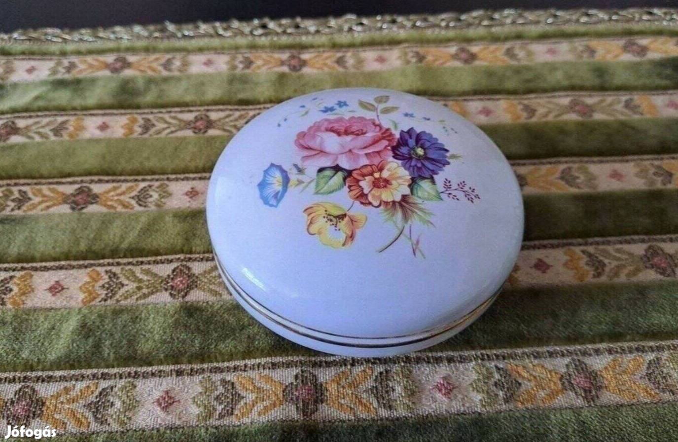 Ékszertartó porcelánból