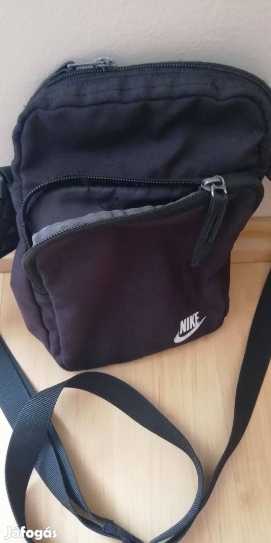 Eladásra kínálom a képen látható Nike női oldaltáskát