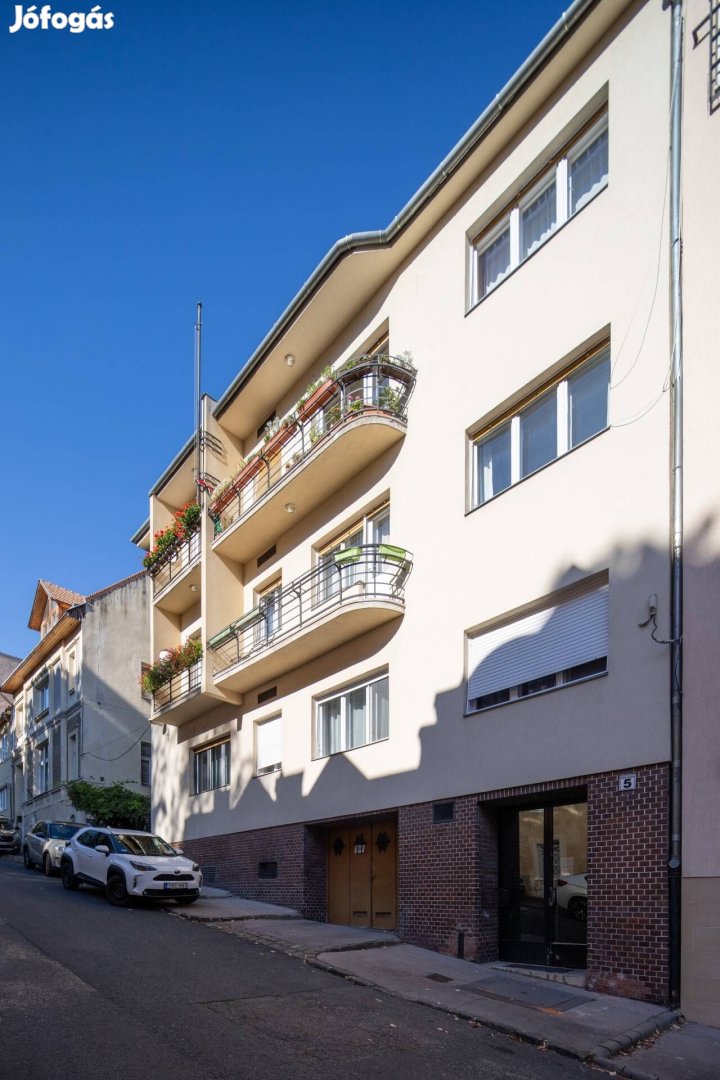 Eladásra kínálunk egy patinás, Bauhaus jellegű társasház