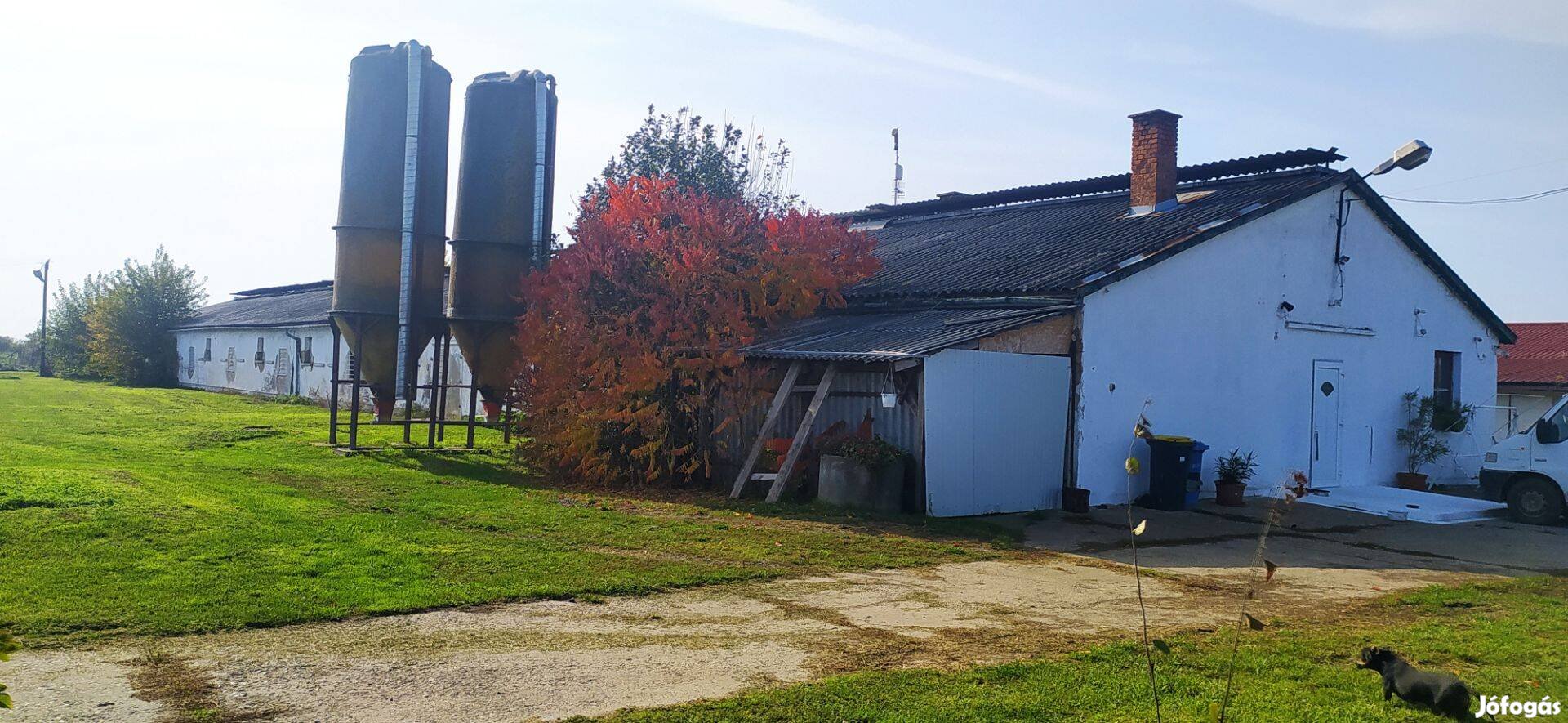 Eladó1000 m2 es épület