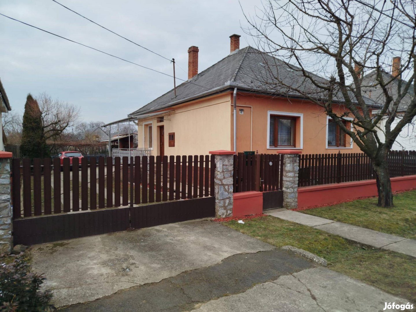 Eladó 100nm.-es rendszeresen karbantartott családi ház!