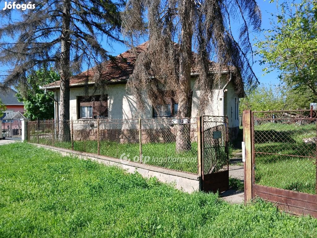 Eladó 101 nm-es ház Karácsond