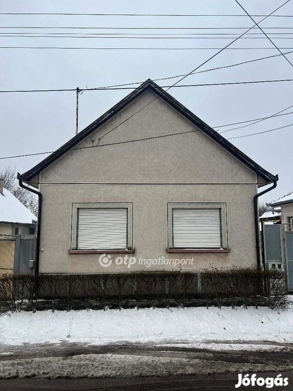 Eladó 105 nm-es ház Cegléd