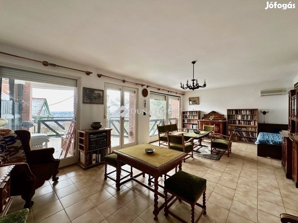 Eladó 106 nm-es lakás Pécs