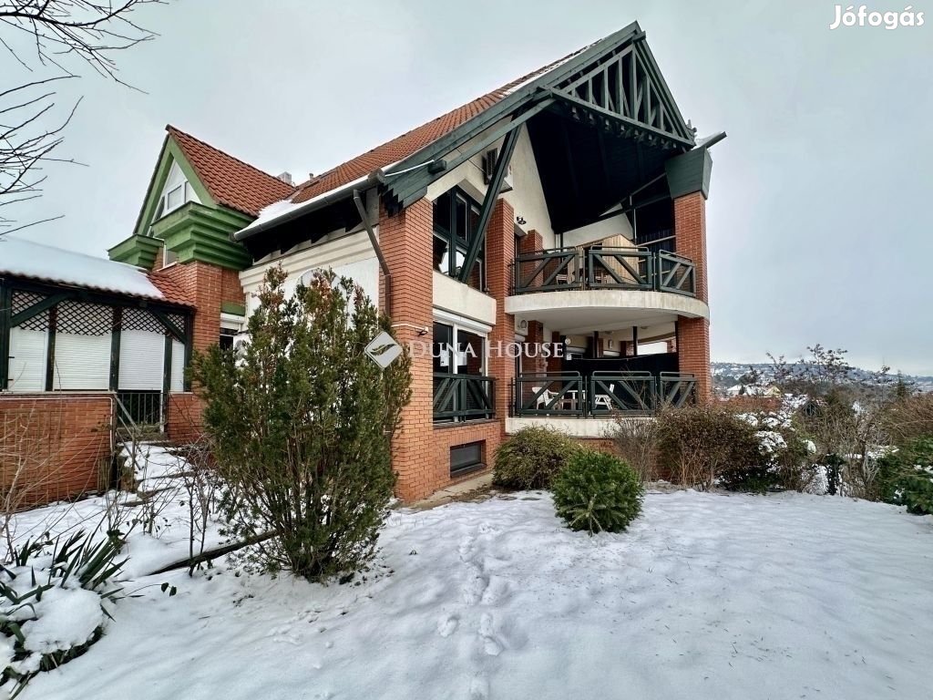 Eladó 106 nm-es lakás Pécs