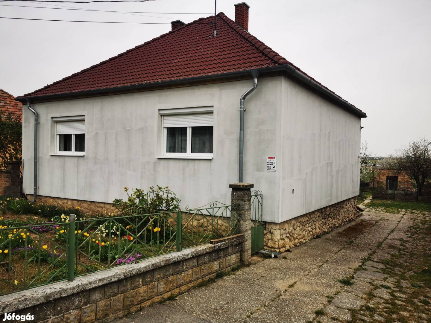 Eladó 120 m? családi ház Győrújbarát, István utcában.