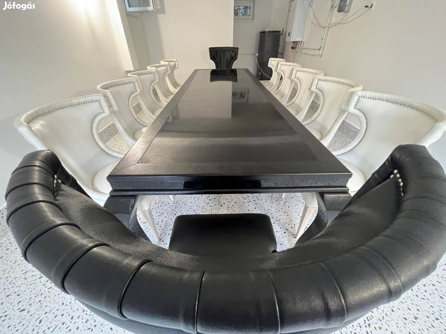 Eladó 12 személyes étkezőasztal székekkel újszerű