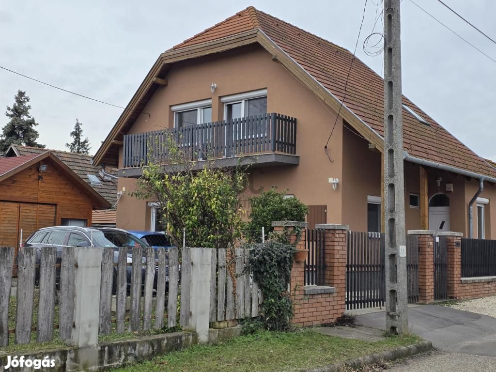 Eladó 130 nm-es ház Pécel