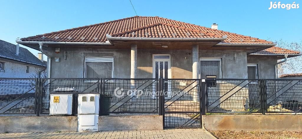 Eladó 140 nm-es Újszerű állapotú Családi ház Kiskőrös Boltal szemben