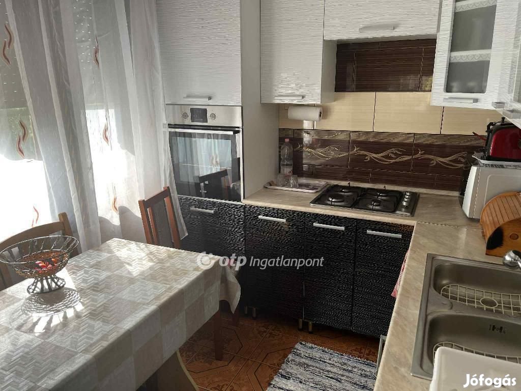 Eladó 146 nm-es ház Abony