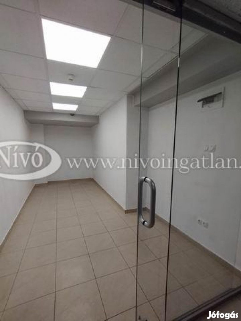 Eladó 14 nm-es Üzlet Veszprém