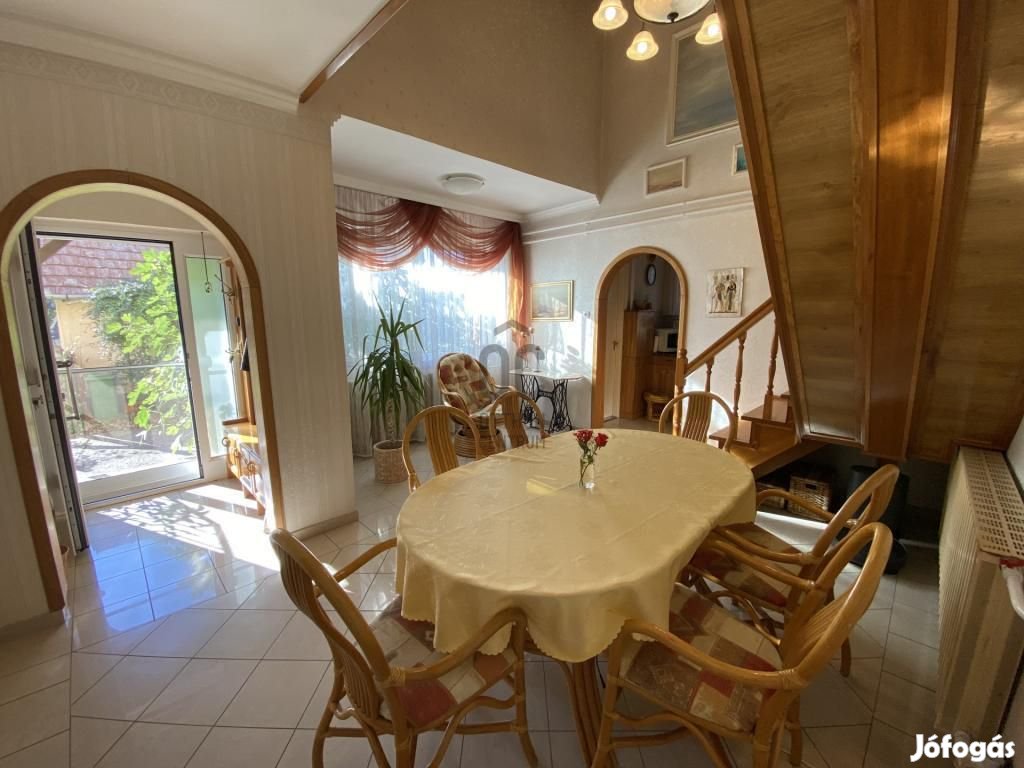 Eladó 160 nm-es ház Abony