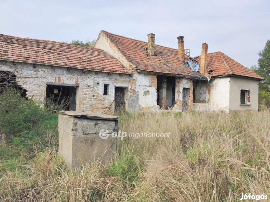 Eladó 1662 nm-es telek Győr