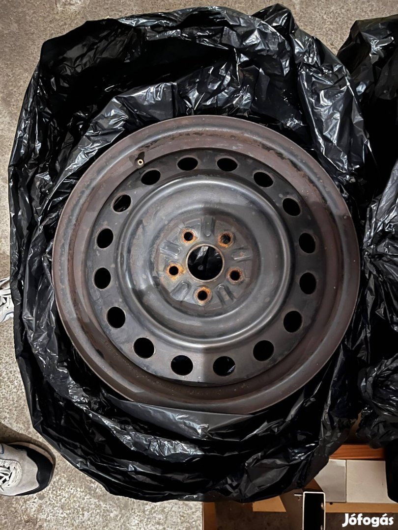 Eladó 16-os acélfelni csavarokkal