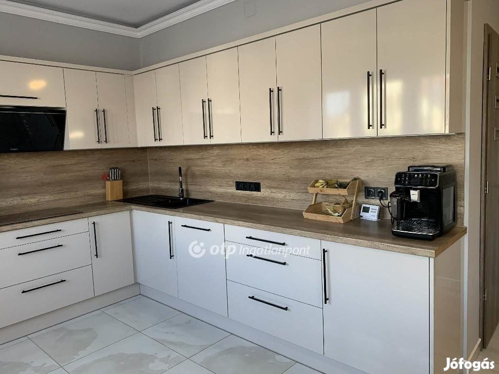 Eladó 180 nm-es ház Cegléd