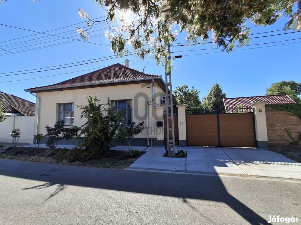 Eladó 182 nm-es ház Cegléd