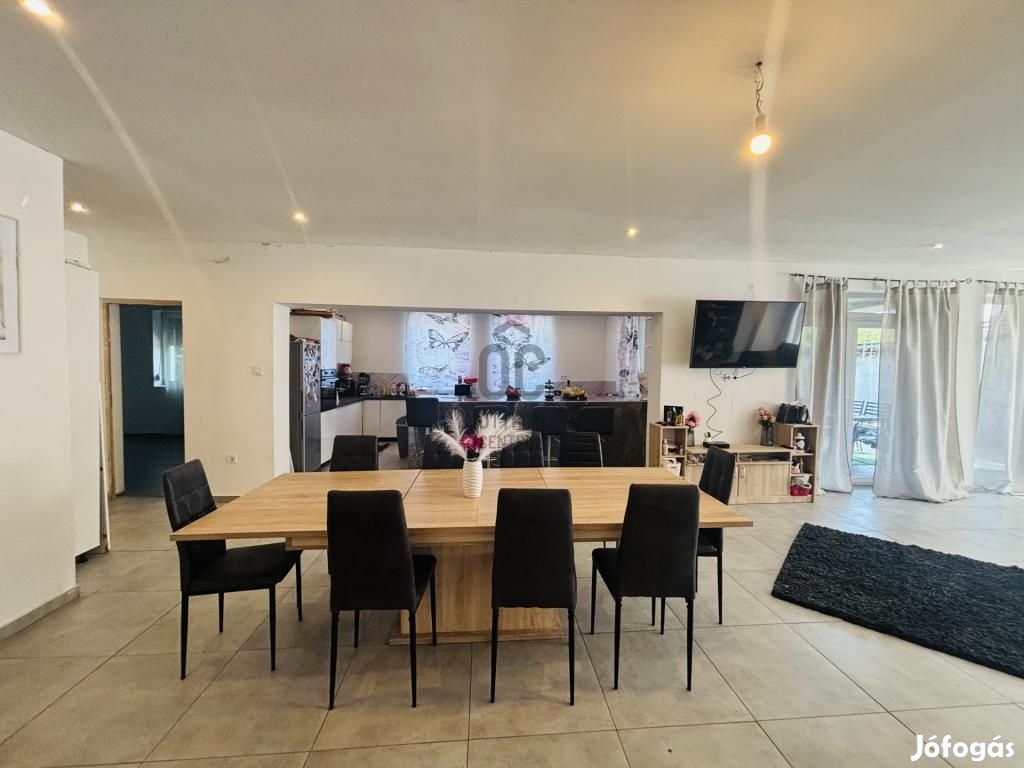 Eladó 187 nm-es ház Cegléd