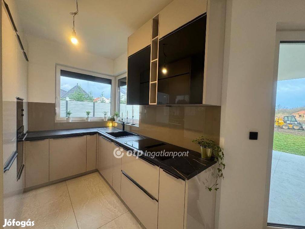 Eladó 190 nm-es ház Velence 5132132