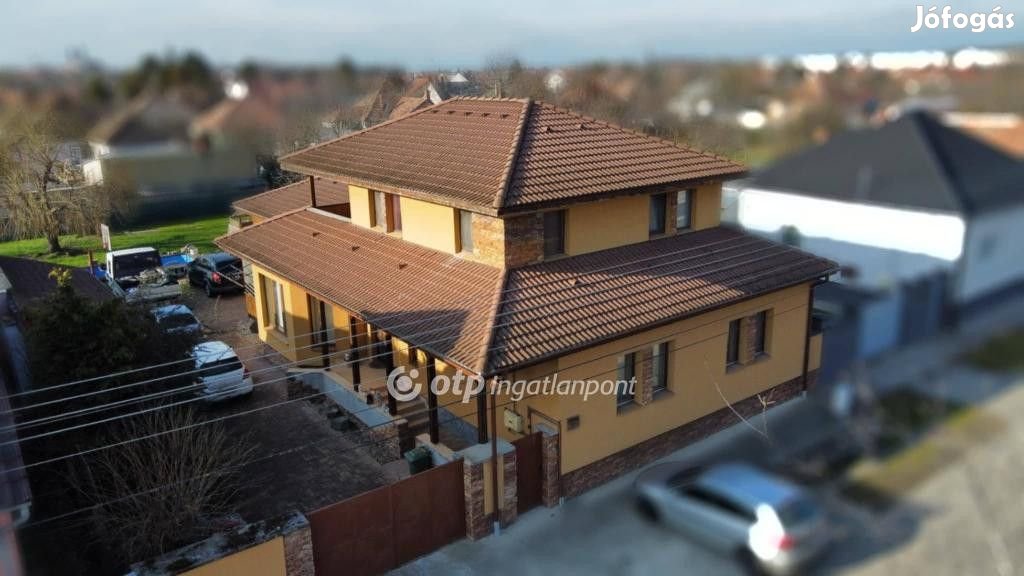 Eladó 195 nm-es Újszerű állapotú Családi ház Pápa Tókert