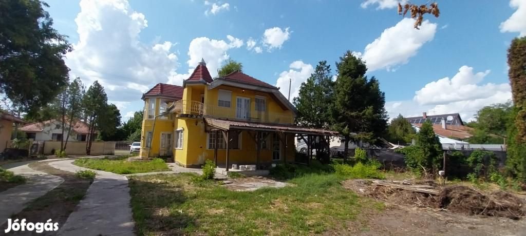 Eladó 195 nm-es ház Cegléd