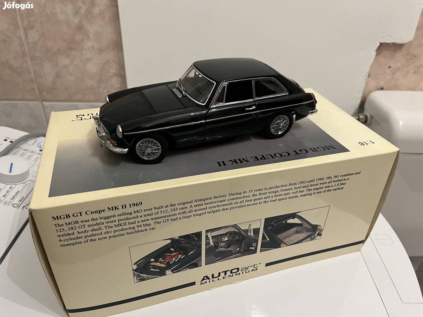 Eladó 1:18 Autoart MGB GT Coupe MK II