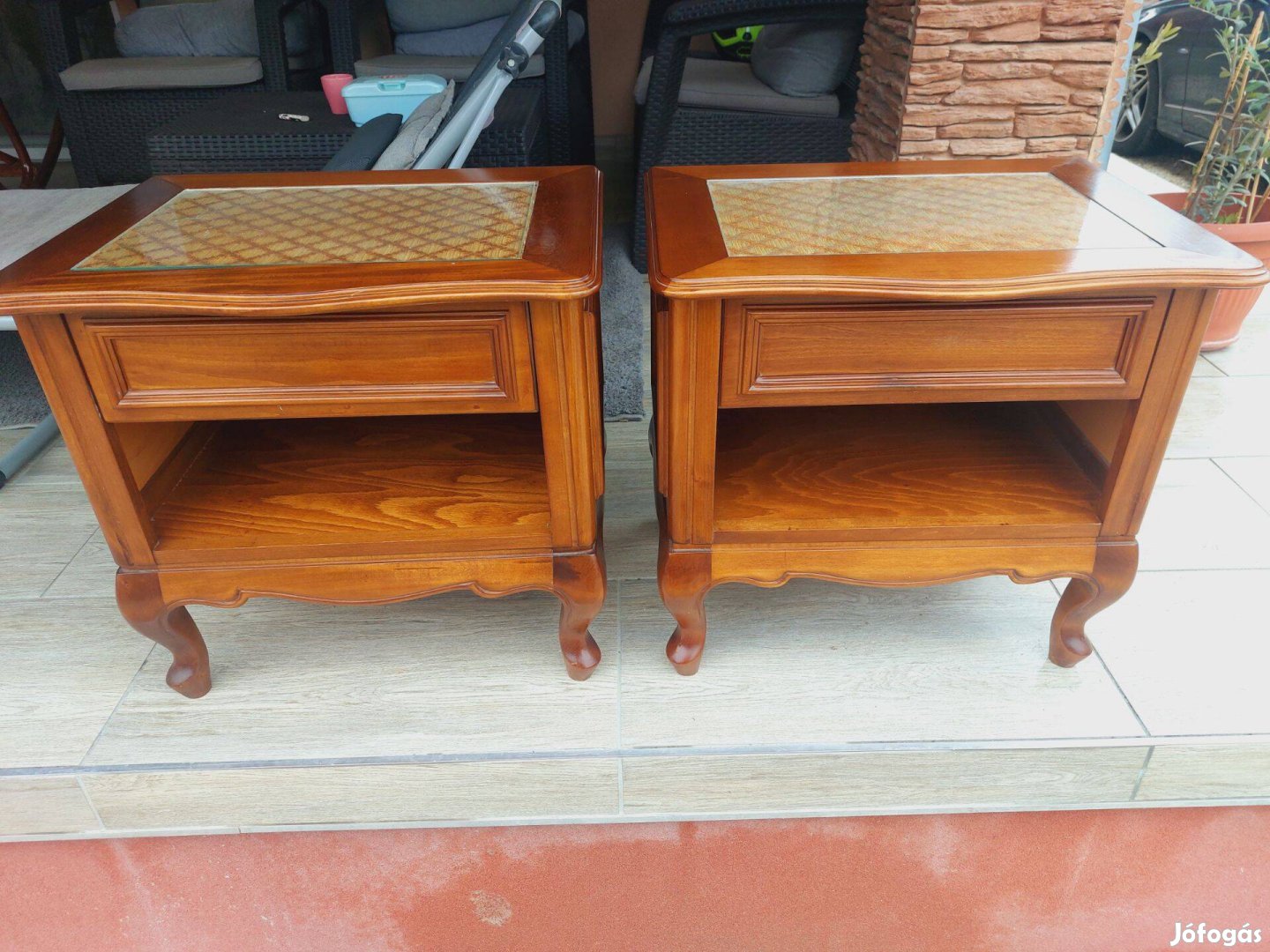 Eladó 1 db 1fiókos, díszanyag berakásos , a tetején üveges