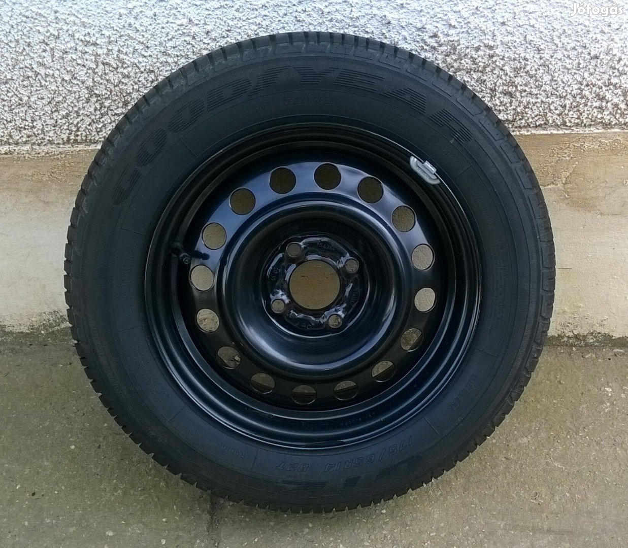 Eladó 1db új 14-es 4x100 Renault lemezfelni 175/65R14 nyári gumival