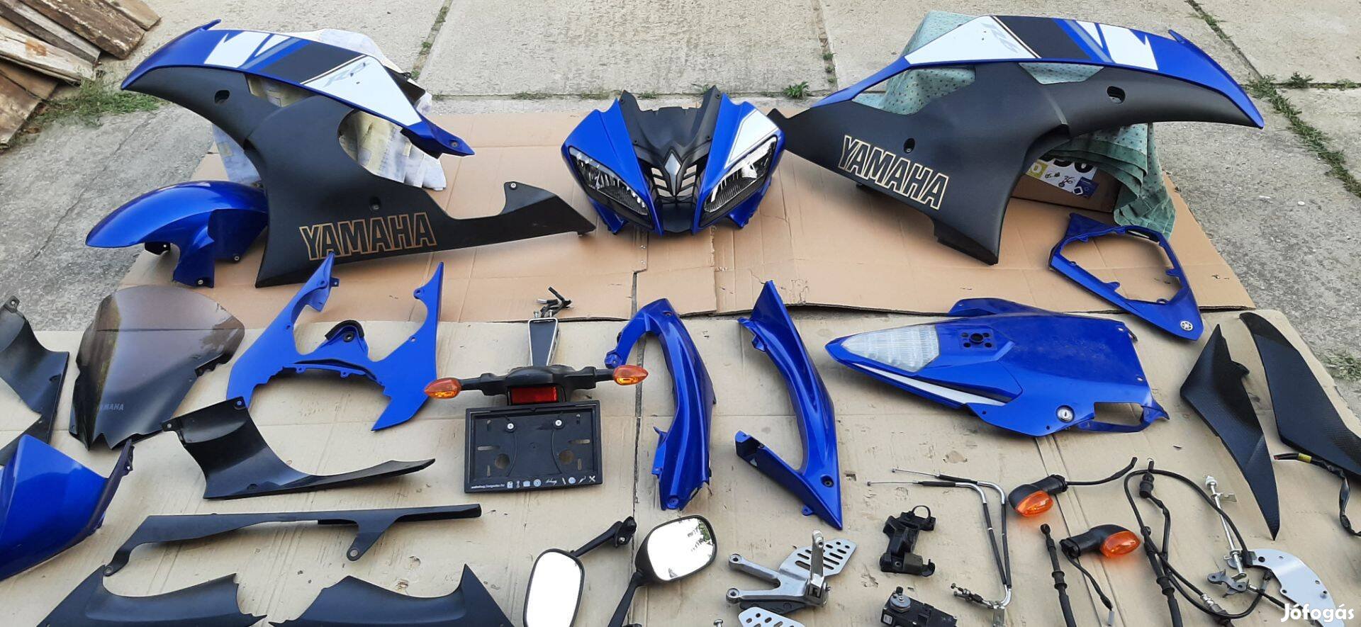 Eladó 2008-as Yamaha R6R Gyári idomszett lámpák stb. egyben