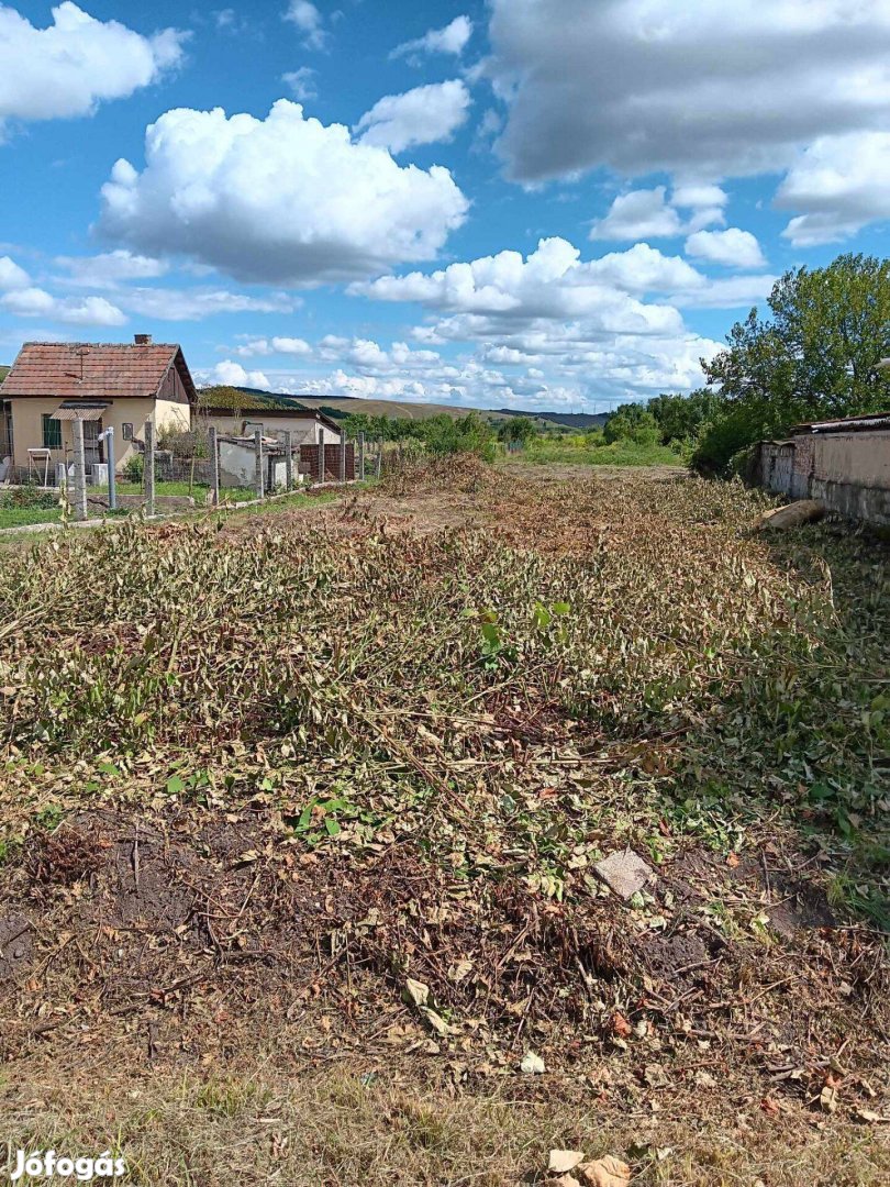 Eladó 2070 m2 építési telek Kurityánban