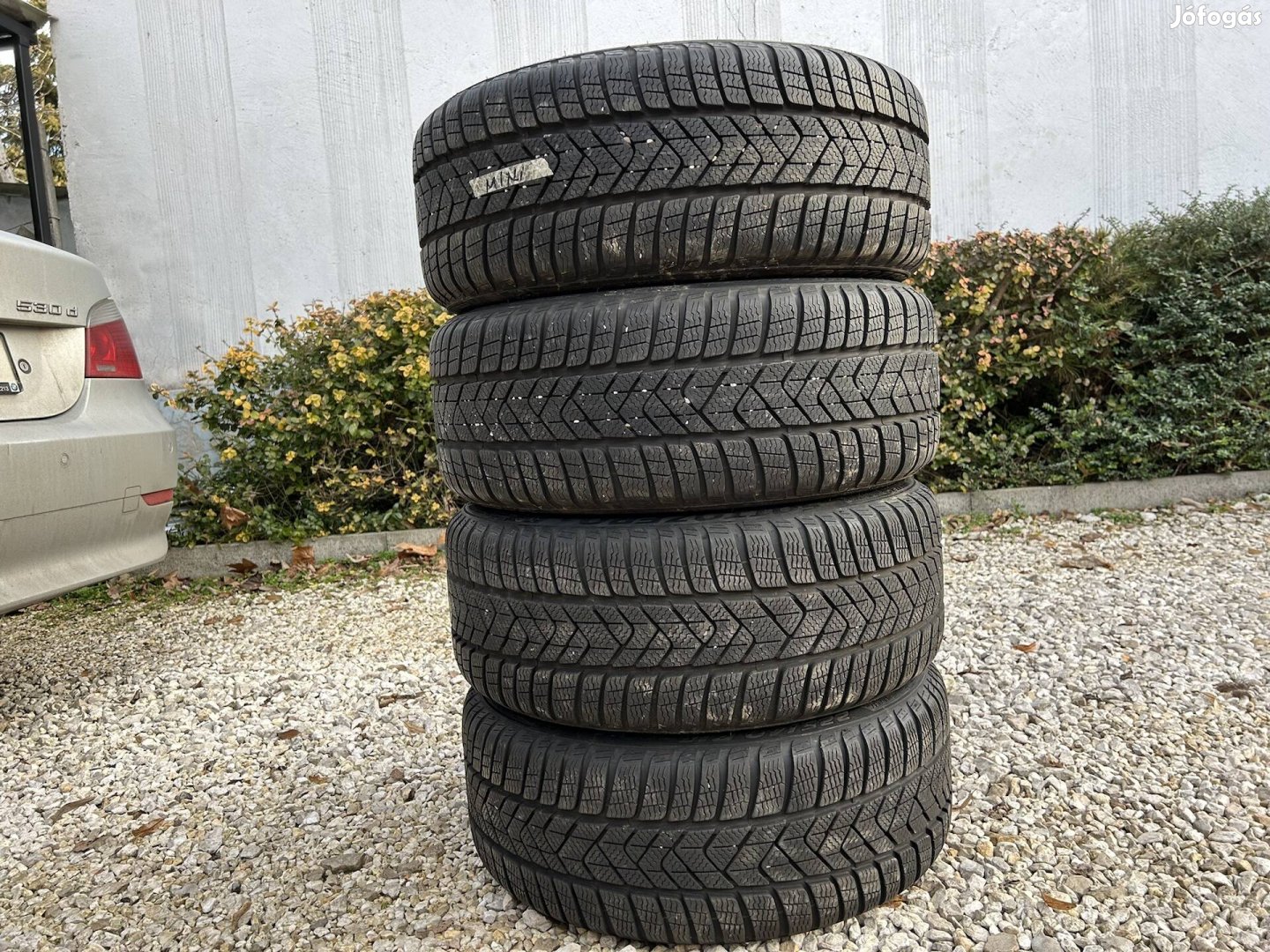 Eladó 225/40 r18 Pirelli defekttűrő téli gumi!