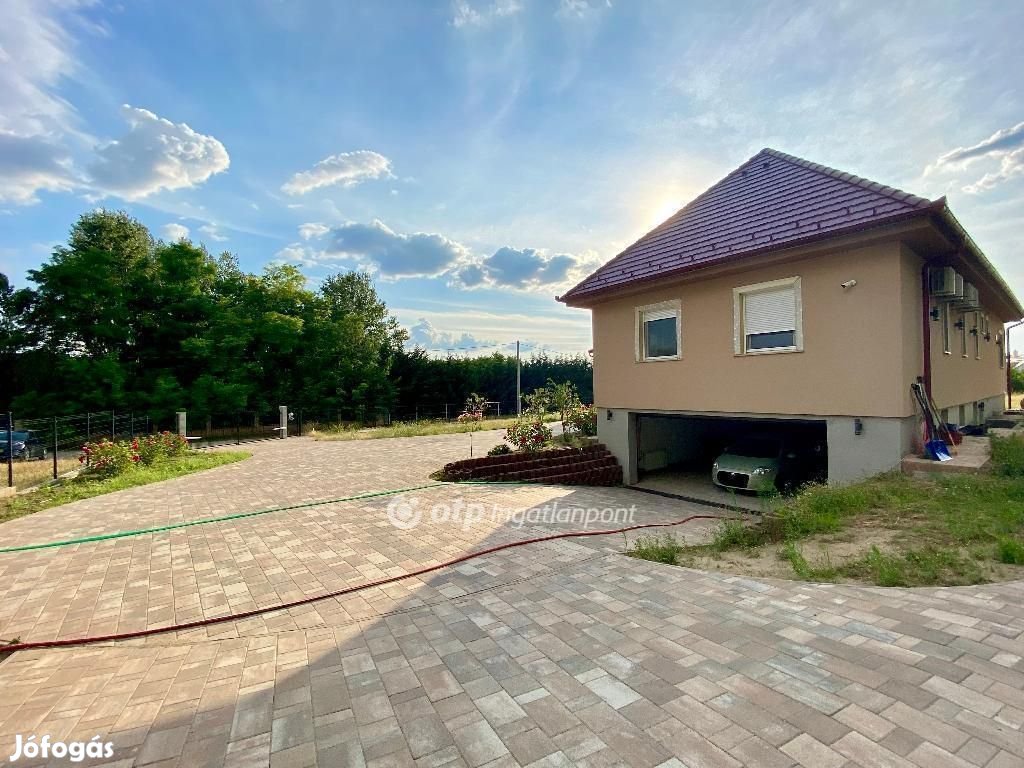 Eladó 230 nm-es ház Kecskemét