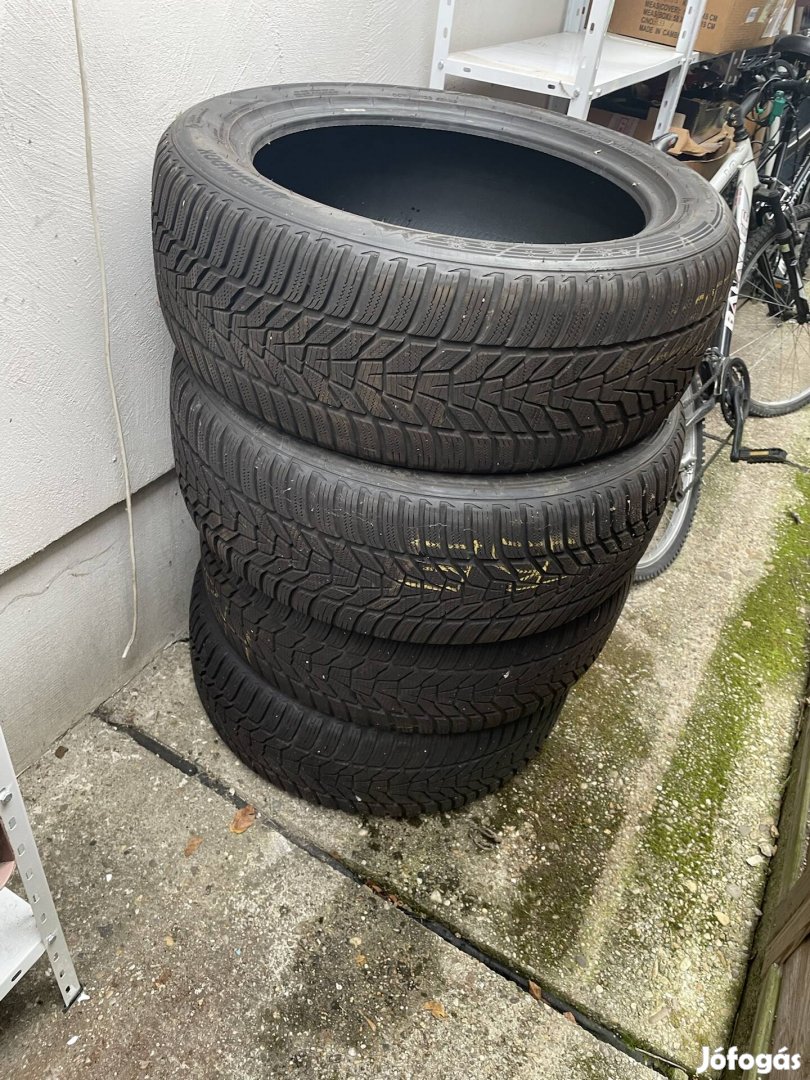 Eladó 235/5019" újszerű Hankook téli gumi 