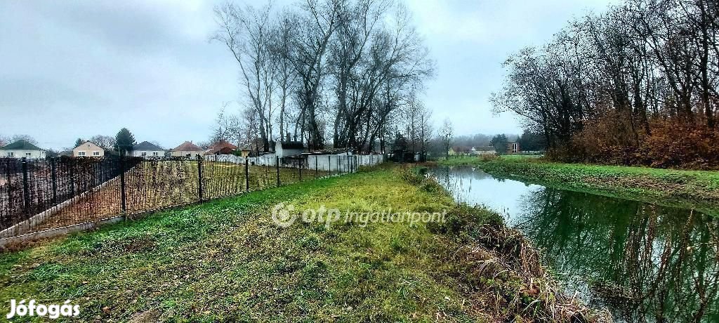 Eladó 2380 nm-es telek Győrzámoly