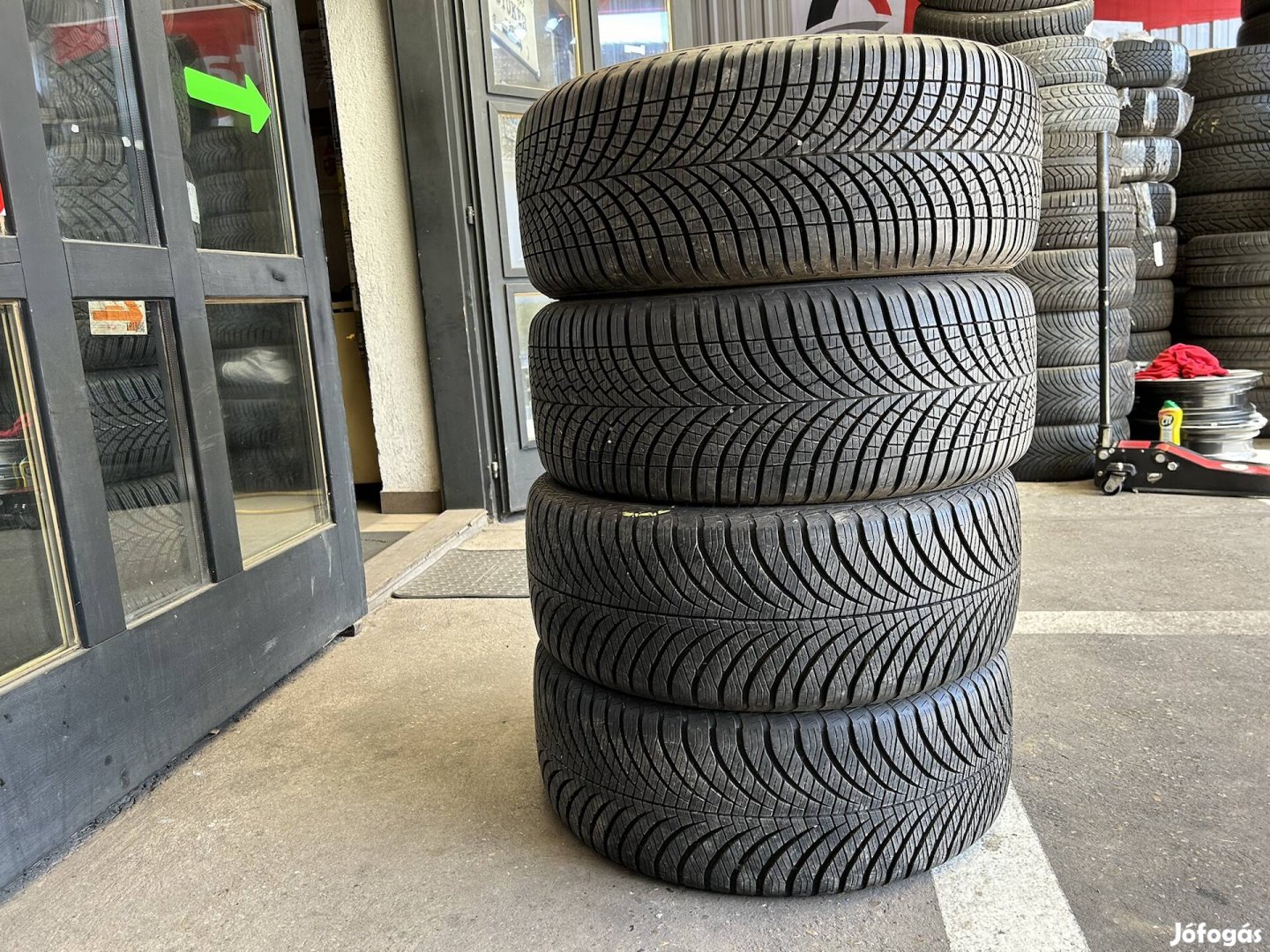 Eladó 245/45 r18 Goodyear 4 évszakos gumi!