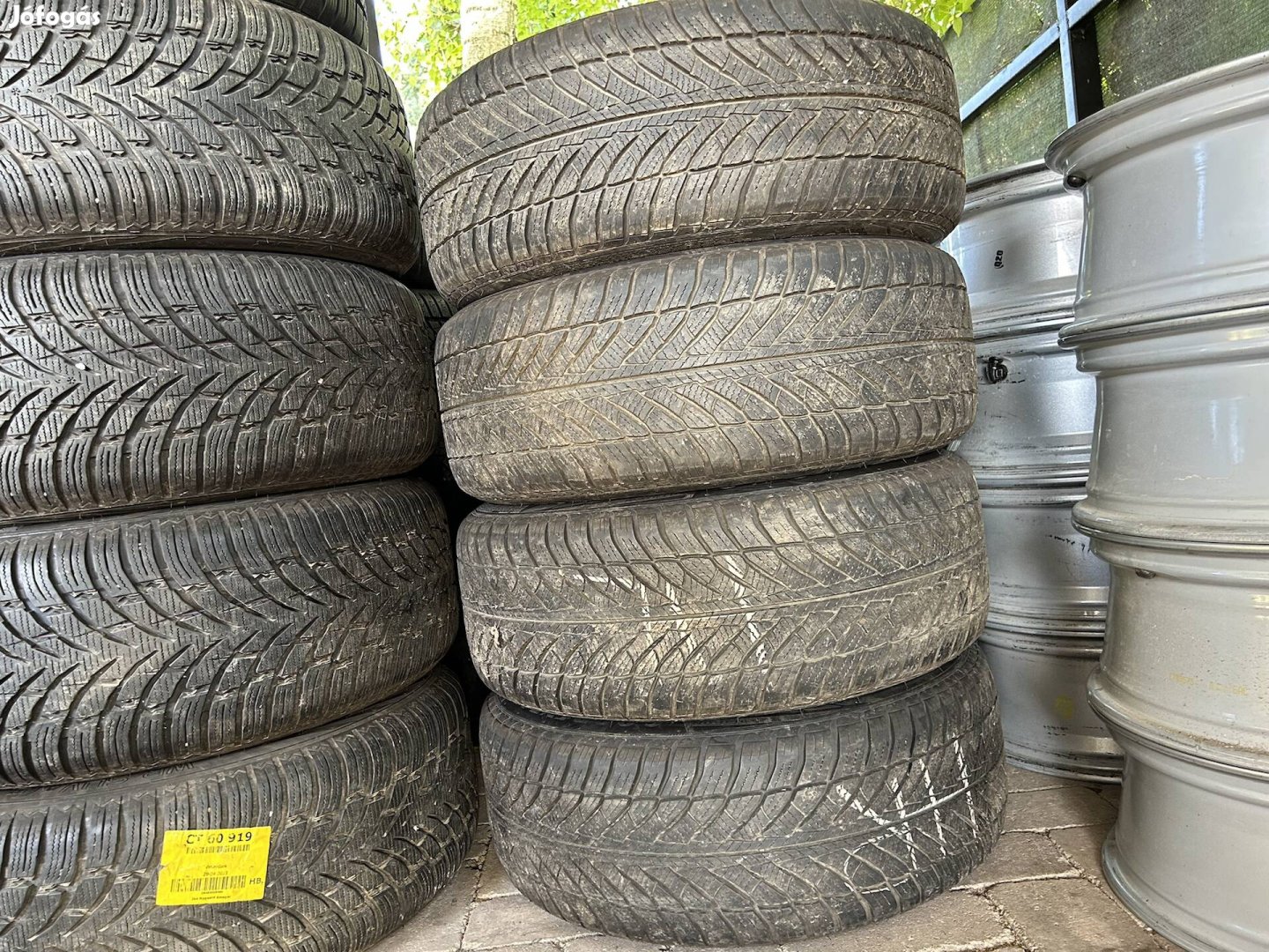 Eladó 245/45 r19 Goodyear defekttűrő téli gumi!