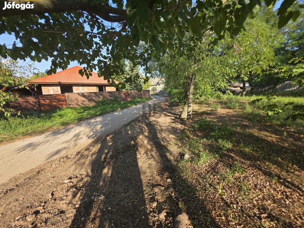 Eladó 2555 nm-es telek Taksony
