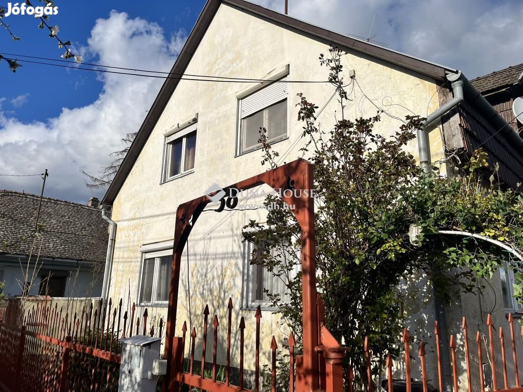 Eladó 271 nm-es ház Bátaszék