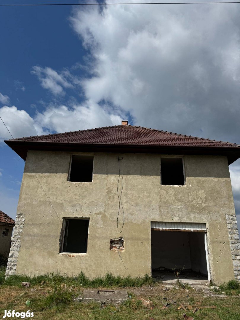 Eladó 280 m-es családi ház Mezőtárkányban