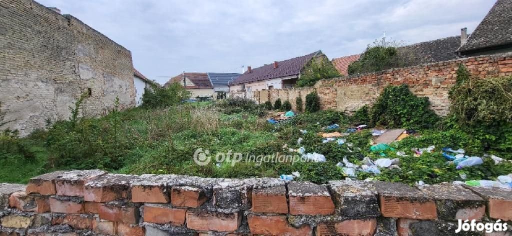 Eladó 293 nm-es telek Győr