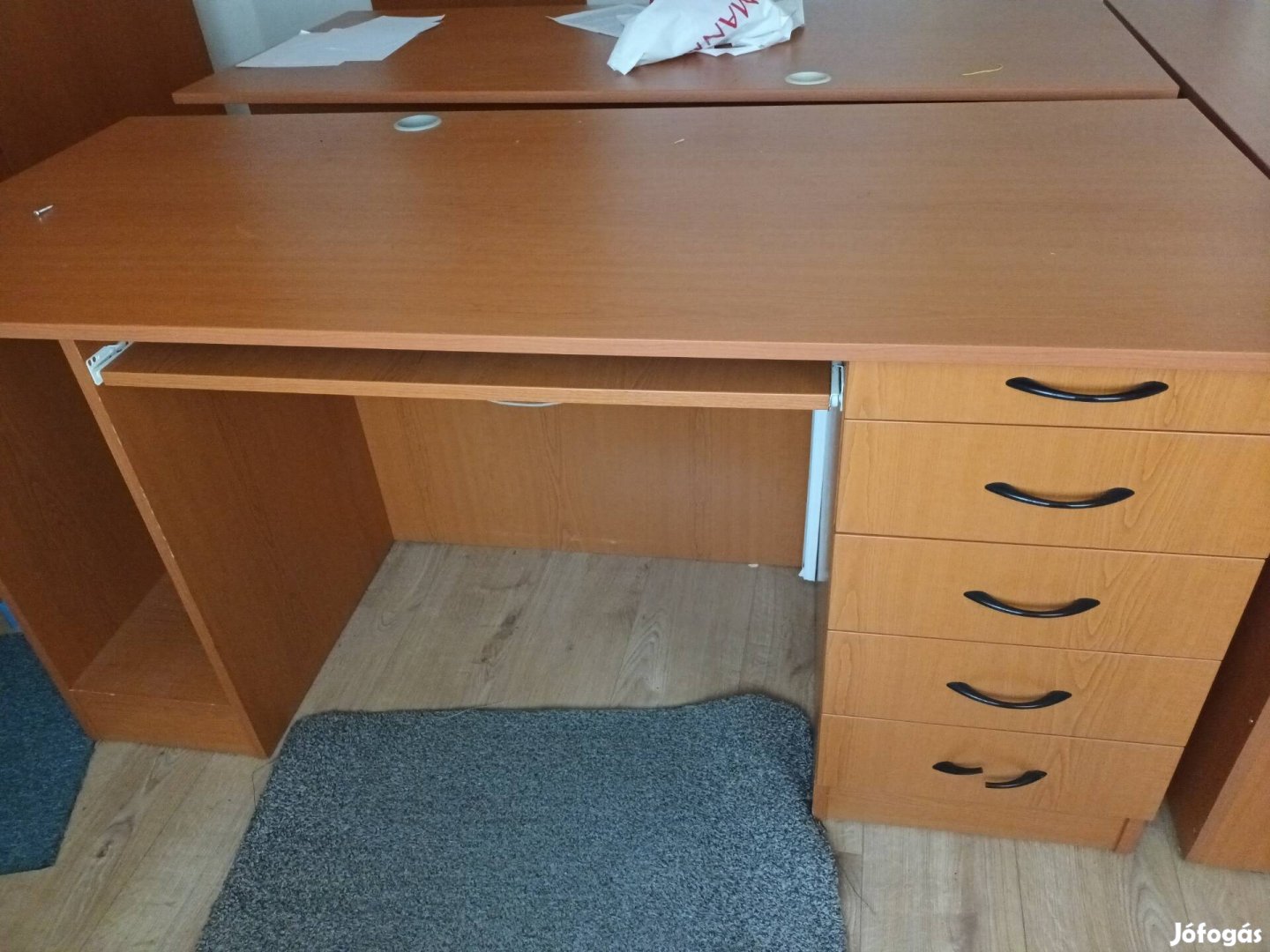 Eladó 2 darab íróasztal újszerű állapotban