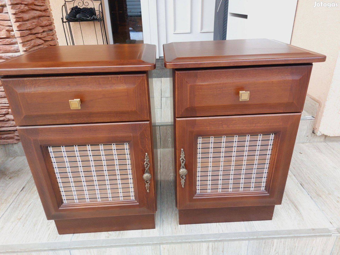 Eladó 2 db 1 fiókos éjjeli szekrény kemény fából, díszanyag