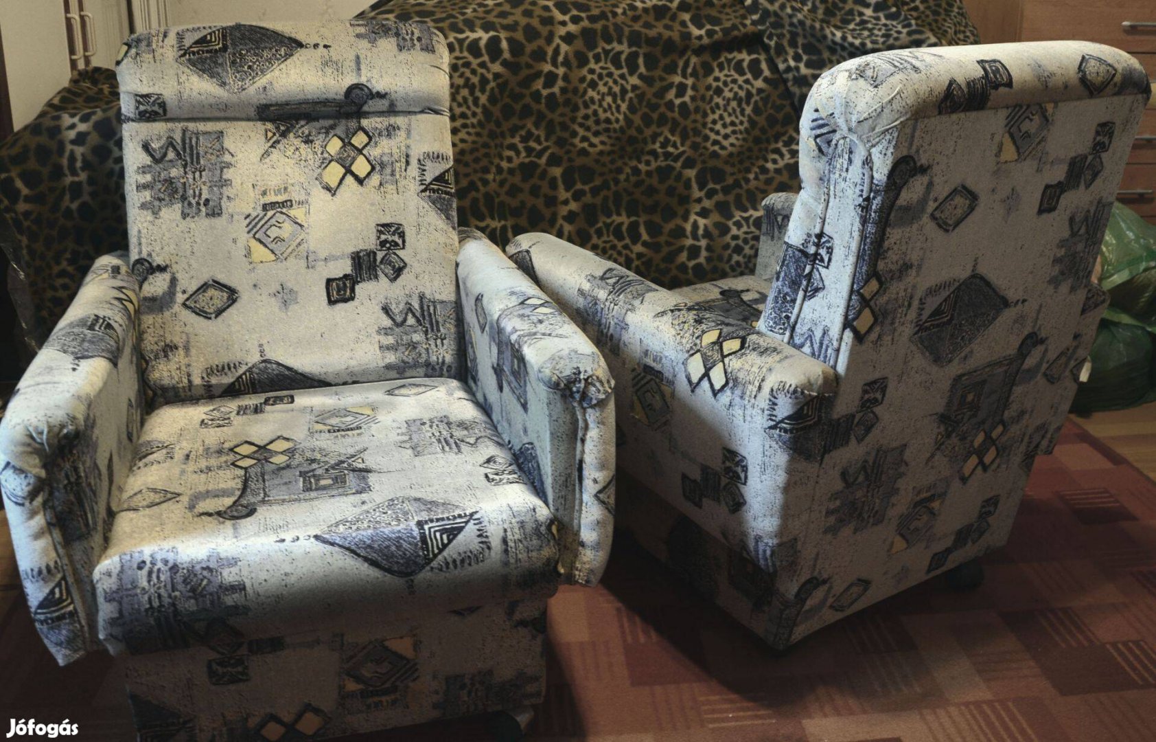 Eladó 2 db görgős plüssfotel, használt, de jó állapotban,