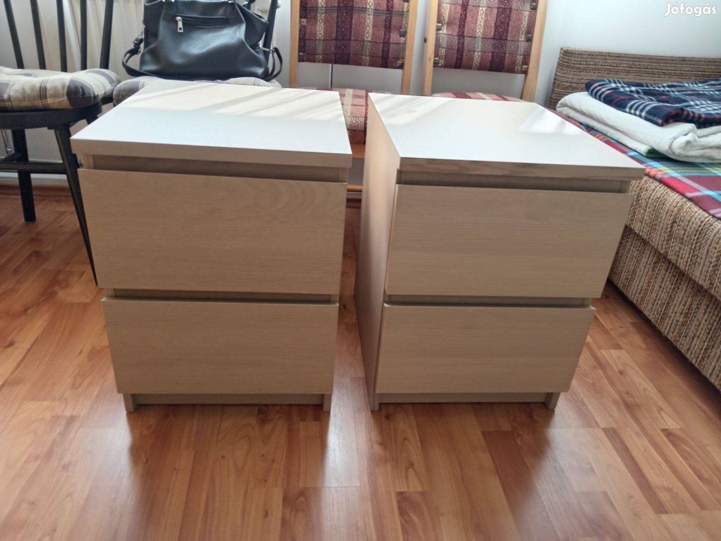 Eladó 2 db jó állapotú éjjeliszekrény