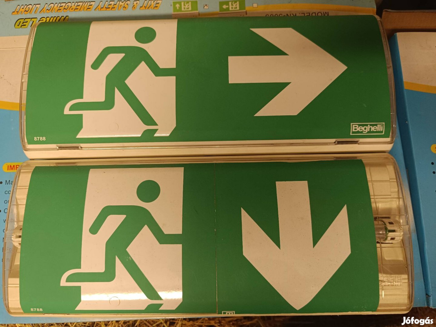 Eladó 2 db vészvilágító lámpa