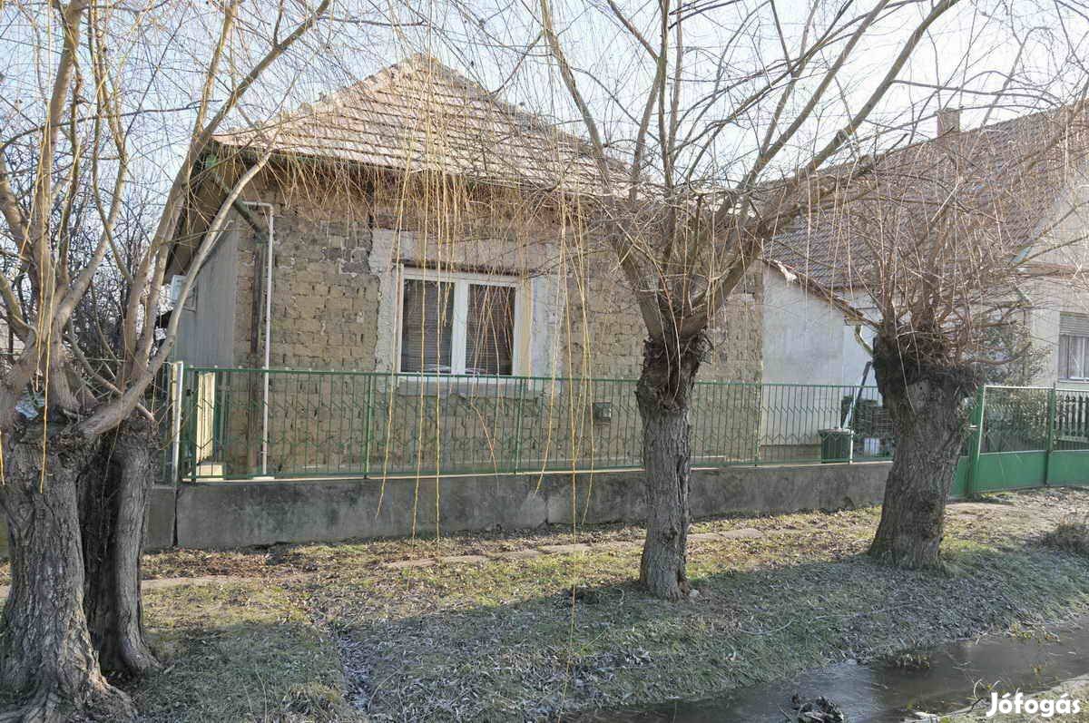 Eladó 2 hálószobás, 78 m2-es családi ház kisköre, Tisza-tó